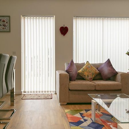 Modern & Exquisite Trumpington Townhouse With Parking & 5 Mins To Papworth Hospital Кембридж Екстер'єр фото