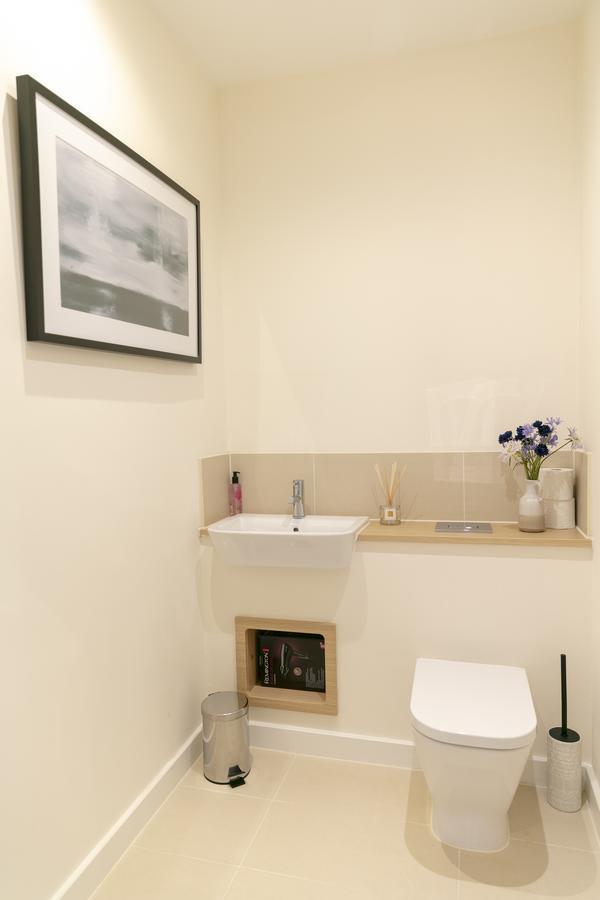 Modern & Exquisite Trumpington Townhouse With Parking & 5 Mins To Papworth Hospital Кембридж Екстер'єр фото