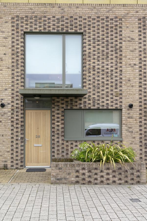 Modern & Exquisite Trumpington Townhouse With Parking & 5 Mins To Papworth Hospital Кембридж Екстер'єр фото
