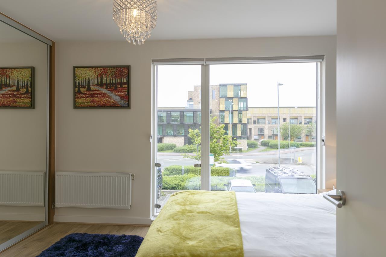 Modern & Exquisite Trumpington Townhouse With Parking & 5 Mins To Papworth Hospital Кембридж Екстер'єр фото