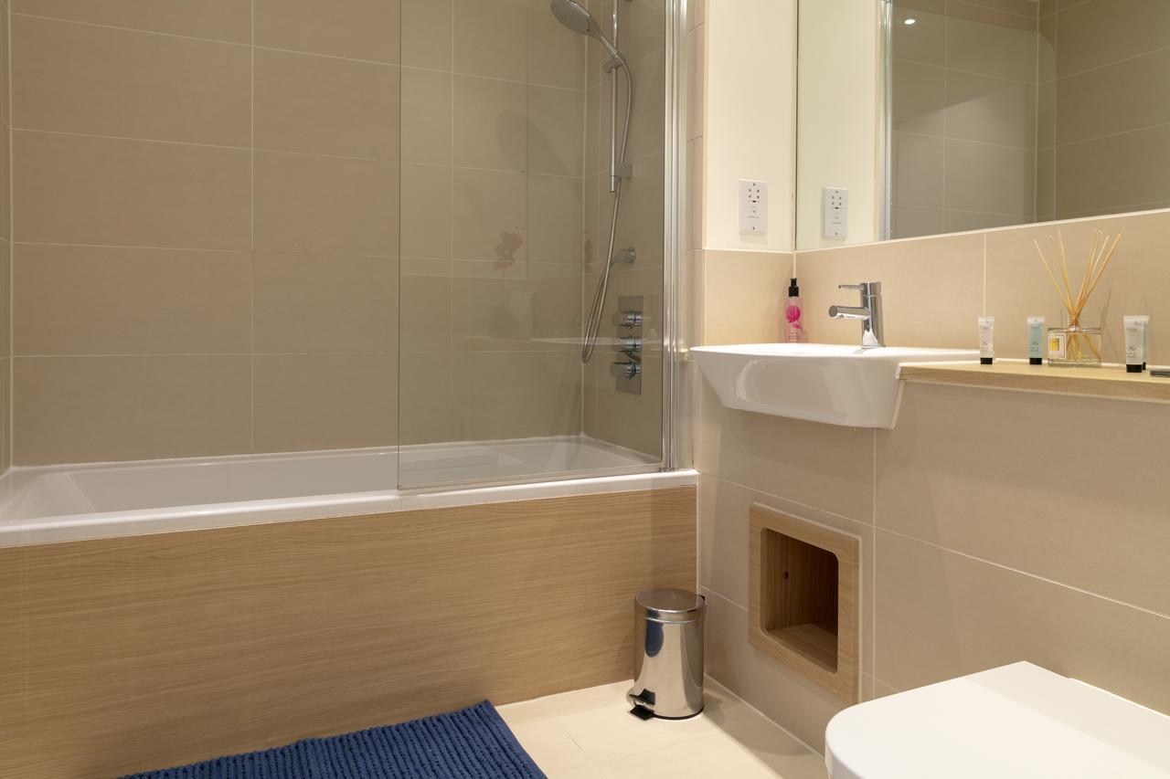 Modern & Exquisite Trumpington Townhouse With Parking & 5 Mins To Papworth Hospital Кембридж Екстер'єр фото