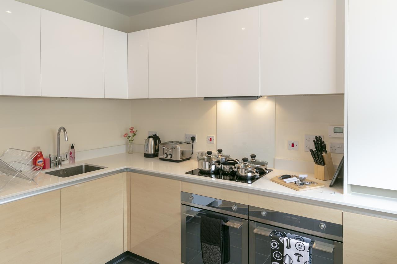 Modern & Exquisite Trumpington Townhouse With Parking & 5 Mins To Papworth Hospital Кембридж Екстер'єр фото