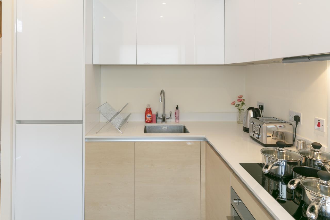 Modern & Exquisite Trumpington Townhouse With Parking & 5 Mins To Papworth Hospital Кембридж Екстер'єр фото